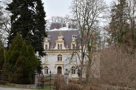 Phillip the house owner has created a very special place, it is intimate enough to feel like your own place with all the amenities of a. En 2020 On Peut Devenir Chatelain En Creuse Pour Le Prix D Un Deux Pieces A Paris Montaigut Le Blanc 23320
