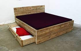 Bett selber bauen 12 einmalige diy bett und bettrahmen ideen. Wir Bieten Individuelle Up Cycle Design Betten Aus Recyceltem Bauholz Material Absolute Unikate Betten Jedes Bet Bauen Mit Holz Bett Holz Bett Selber Bauen