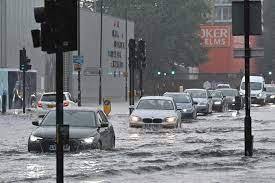 There were also reports that eight london underground stations and one overground station were left closed due to flooding. Z1h3srssuizv M