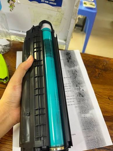 E đang dính 3 cái máy Brother HL 5100d ở 1 cơ quan ko biết thế nào cả 3 máy  đứt dây cao áp cùng lúc, mực dính tè le ở Drum.