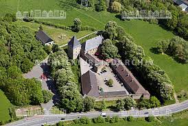 Das festungsartige anwesen im renaissancestil wurde zwischen 1602 und 1704 auf den mauern einer noch älteren, vordem abgebrannten burg erbaut. Wasserschloss Haus Kemnade Hattingen Architektur Bildarchiv