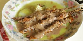 Banyuwangi terkenal dengan makanan khasnya yang begitu enak dan salah satu kuliner khas banyuwangi yaitu pecel pitik. Nasi Pecel Pincuk Madiun
