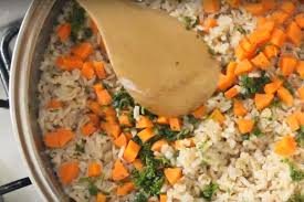 Antes de cocinar el arroz integral es recomendable ablandarlo un poco, de este modo una vez que hayas terminado de cocinar el arroz integral, déjalo reposando tapado durante unos 5 minutos, así. Arroz Integral Con Verduras Deliciosi Com