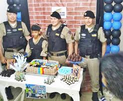 Fa Da Pm Garoto Autista Recebe Visita Surpresa De Policiais Em Festa De Aniversario Tematica Terra Do Mandu Noticias De Pouso Alegre E Regiao