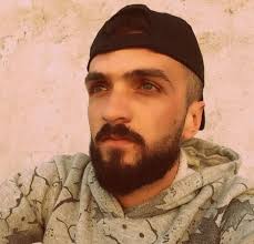 في بادية السويداء.. معاناة جندي تنتهي برصاصة https://suwayda24.com/?p=21342  لقي مجند من الجيش السوري حتفه في بادية السويداء، وسط ظروف غامضة يصعب فيها  الوصول إلى الحقيقة، إن كان الضحية مات مقتولاً، أو منتحراً.