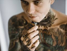 Muž prošel radikální proměnou díky make-upu, který zakryl všechna jeho  tetování. Jeho matka reagovala negativně