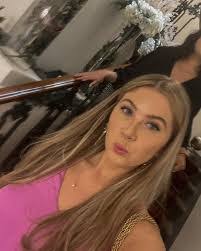 Kelly Compton's Instagram, Twitter & Facebook