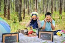 Anda dapat memilih bangunan masjid di bagian dalam masjid, anda dapat berpose seolah sedang ibadah berjamaah, sedangkan di bagian luar masjid, anda dapat menunjukkan kegiatan. Konsep Foto Pre Wedding Islami Yang Keren Wedding Market