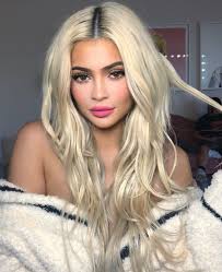 Kylie Jenner With Platinum Blonde Hair And Texturized Waves Hair Style Wearing Pink Lipstick Kyliejenne Kylie Jenner Blonde Hair Jenner Hair Kylie Jenner Hair