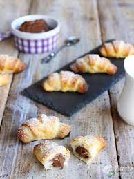 Le sfoglie al cioccolato sono dolci facili e veloci dalla consistenza croccante! Cornetti Veloci Di Pasta Sfoglia Alla Nutella Ricetta Pasta Sfoglia Idee Alimentari Ricette Con Pasta Sfoglia Dolci