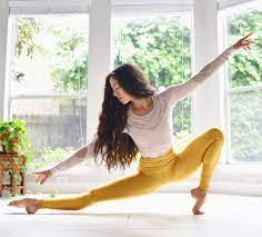 Pozitii de yoga pentru incepatori. 8 Pozitii De Yoga Care Te Scapa De Balonare Andreea Raicu