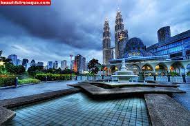 Masjid ini terletak di ujung utara taman klcc, berdekatan dengan pusat perbelanjaan suria klcc dan menara kembar petronas. World Beautiful Mosques Pictures