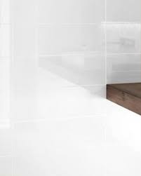 Dunkle fugen zwischen weissen fliesen. Wandfliese Weiss Glanzend 10x30 Cm