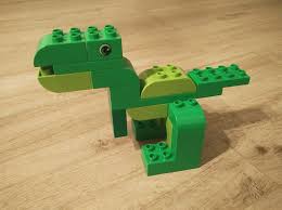 Hier Siehst Du Einen Kleinen Dinosaurier Aus Lego Duplo Der Uns Von Brickaddict De Gefallt Lego Duplo Lego Dinosaur Lego
