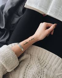 52 Tolle Ideen Und Bilder Zum Thema Tattoo Schriften Handgelenk Tattoo Schrift Handgelenk Tattoo Schrift Unterarm Frau Tattoo Schrift