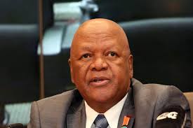 Energie Minister maak deur oop vir besighede, huishoudings om oortollige  krag in netwerk in te voer