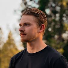 Who can recommend a licensed contractor to build a composite deck?