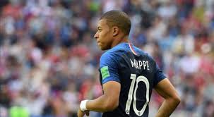 منذ بداية كأس أوروبا 2020، صام المهاجم الفرنسي كيليان مبابي عن التهديف، تاركاً هذه المهمة إلى زميليه أنطوان غريزمان وكريم بنزيمة العائد إلى صفوف الديوك بعد غياب دام 5 أعوام. Ù…Ø¨Ø§Ø¨ÙŠ ÙŠØ¯Ø®Ù„ ØªØ§Ø±ÙŠØ® Ù…Ù†ØªØ®Ø¨ ÙØ±Ù†Ø³Ø§