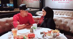 Hari ini aku bersyukur atas pemberian tuhan. Auww Sweet Sungguh Ucapan Hari Jadi Suami Untuk Ayu Raudhah