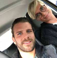 Blut ist dicker als Wasser. Wir schaffen das gemeinsam, kleiner Bruder. Mel