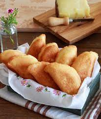 I panzerotti argentini o empanadas possono essere cucinati con recados (ripieni di diverso tipo, i più frequenti dei quali sono quelli di carne di vacca, carne tagliata di vacca, carne tagliata di pollo), pasta di mais molle (choclo) ribollita o humita e un'oliva. Panzerotti Di Patate Al Formaggio Senza Glutine La Cassata Celiaca