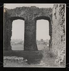 Sochaczew, miejscowość połoŝona na prawym, wysokim brzegu rzeki bzury to jedno z najstarszych miast mazowsza. File Sochaczew Zamek Fragment Ruin 05 09 1943 116135213 Jpg Wikimedia Commons