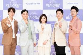 슬기로운 의사생활은 오늘 15일 유튜브 '채널 십오야'를 통해 지난 1월 진행된 슬기로운 의사생활 시즌2 대본 리딩 현장을 담은 영상을 공개하며 본격적인 촬영. ì£¼1íšŒ ì‹œì¦Œì œ ìŠ¬ê¸°ë¡œìš´ ì˜ì‚¬ìƒí™œ ì‹ ì›í˜¸ ê°ë…ì˜ ë„ì „ ë…¸ì»·ë‰´ìŠ¤