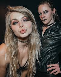 I just watched this video last night! I cringed when Hailey tried to use  that razor