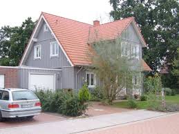 Aussenansicht Auf Den Hauseingang Und Die Angrenzende Garage Fassade Haus Haus Streichen Haus