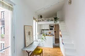 Cet Ancien Studio Parisien Insalubre Est Devenu Un Petit Duplex Tout En Contrastes Et Hyper Pratique Une Petit Appartement Minuscules Appartements Appartement