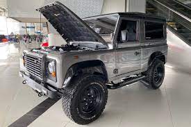 Land Rover Defender Bermesin Chevrolet Corvette, Tenaga Tembus 525 Hp