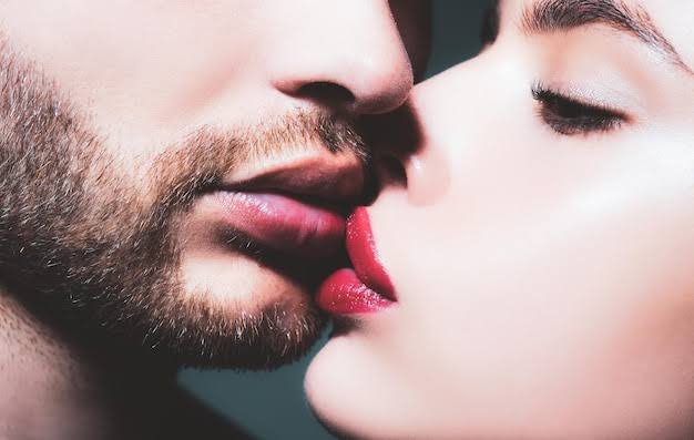 Sensual beso joven pareja haciendo el amor besos amantes besos apasionados  Foto Premium