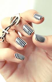 Desde las clásicas rayas marineras hasta camisetas con apliques, mensajes y con todo tipo de estampados. Unas Marineras Tendencia Moda Nailart Mnyargentina Unas Con Rayas Disenos De Unas Mejores Disenos De Unas