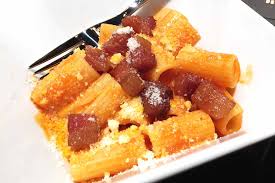 I bucatini all'amatriciana sono un must della cucina romana, questo condimento è uno dei più noti e amati della cucina italiana ma è anche una delle ricette più discusse partendo dal nome per finire con gli ingredienti utilizzati per realizzarla. Amatriciana Con Aceto E Cipolla Alla Prova Del Cuoco E Scandalo