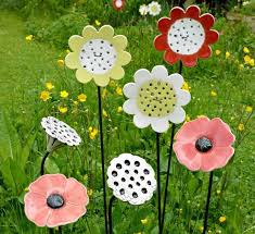 Les Decoratifs Fleurs En Ceramique Idees De Poterie Poterie Jardin
