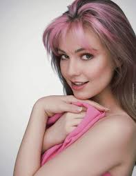 Lady Gaga como Rosaline Rotwood. 🤍🖤