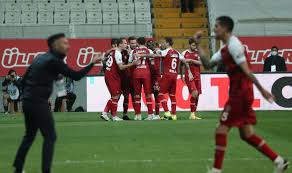 Sezon sonu halil umut meler,cüneyt çakır,mhk,tff ve taraflı tarafsız herkes beşiktaş'ın şampiyonluğunu alkışlayacak.ya seve seve yada başka türlü. Wuts7mcow14u3m