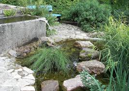 Einen gartenteich samt wasserfall anlegen. Wasser Im Steingarten Bachlauf Quelle Kleine Kaskaden Usw