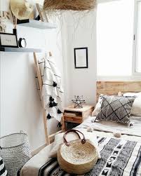 Monochrome Boho Bedroom Made In Morocco Pompomdecke Korbtasche Schlafzimmer Inspo Leiter Diy Zimmerdekoration Inneneinrichtung Marokkanische Teppiche