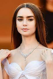 12 Celebrities Who Prove Straight Hair Has Risen From The 00s Dead Straight Hairstyles Lily Collins Hair Lily Collins Short Hair