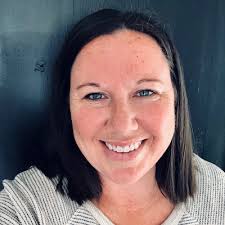 Angela Halloran's Instagram, Twitter & Facebook