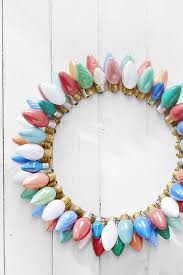 80 Diy Christmas Wreaths To Give Your Guests The Prettiest Welcome Christmas Wreaths Diy Christmas Decor Diy Vintage Christmas Lights