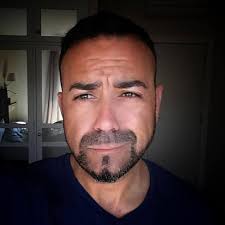 Curiosidad ||Un pescador en Sudáfrica al manipular un pargo rojo descubrio  que en el interior de la boca del pez se encontraba un extraña criatura de  ojos azules. Se trata de una