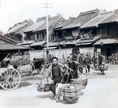men carry buckets with fish at the fish market in nihonbashi 江戸 写真 古写真 古い写真