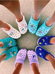 Aesthetic Black Crocs With Charms Crocs Vsco Aesthetics Crocs Crocs Fashion Crocs Shoes