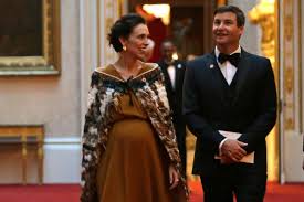A māori cloak adorned with feathers and bestowed on chiefs and dignitaries to convey prestige, respect and power at a commonwealth heads of government meeting at buckingham palace in the uk last month. Jacinda Ardern Veste Maori A Buckingham Palace La Moda E Ancora Una Volta Politica La Repubblica