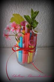 Kunterbunte Tischdeko Mit Trinkhalmen Kindergeburtstag Tischdeko Kleine Blumen Trinkhalme