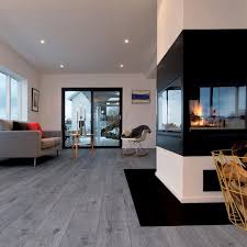 Parkettboden In Grau In Einem Wohnzimmer Mit Kamin Grauer Holzboden Innenarchitektur Parkettboden