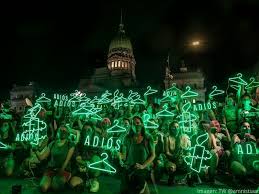Activistas argentinas a favor del aborto se lamentan tras el voto en contra en el senado sobre su el senado de argentina rechazó hoy sancionar un proyecto de ley que buscaba despenalizar el aborto. Dnn2nv2gdtzzem