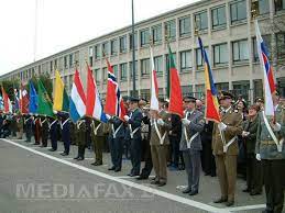 Descărcați ca docx, pdf, txt sau citiți online pe scribd. Cronologie Romania A Aderat La Nato In 2004 DupÄ O PrimÄ TentativÄ NereusitÄ In 1997 Foto